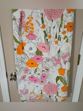 Burlington NeverNeverIron Gold Star floral top sheet. Size 72” x 104” (Twin).